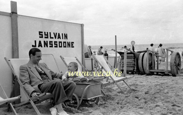photo ancienne  de Blankenberge  Sur les transat Sylvain Janssoone devant l'hôtel excelsior belle vue