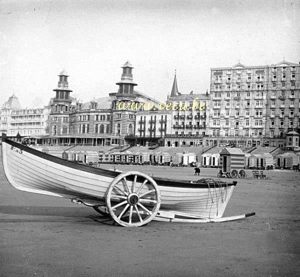 photo ancienne  de Blankenberge  La plage devant le casino et les hôtels 