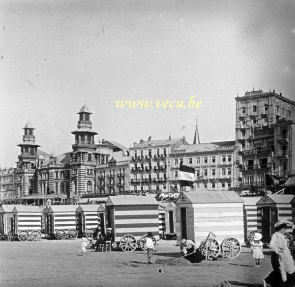 photo ancienne  de Blankenberge  La plage devant le casino et le grand Hôtel