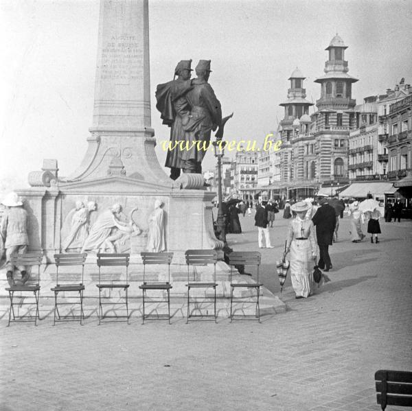 photo ancienne  de Blankenberge  Promenade sur la digue à hauteur de la statue Auguste De Bruyne
