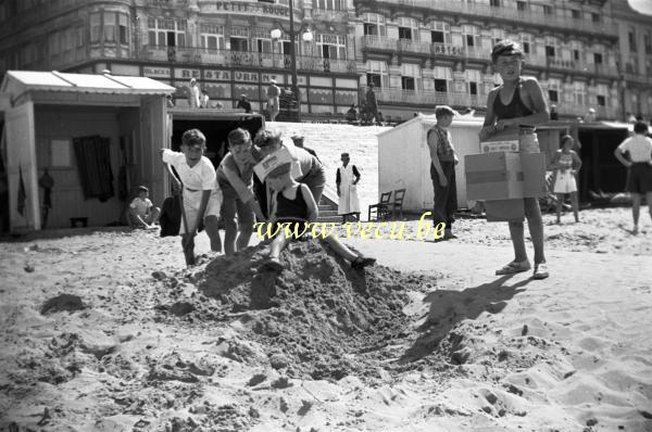 photo ancienne  de Blankenberge  jeux d'enfants sur la plage devant l'hôtel petit rouge