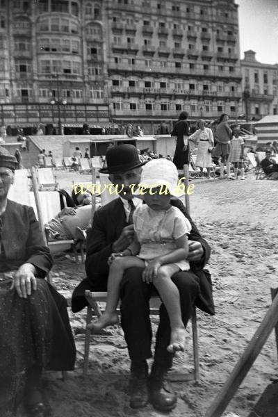 photo ancienne  de Blankenberge  Sur la plage à hauteur de l'hôtel Pauwels