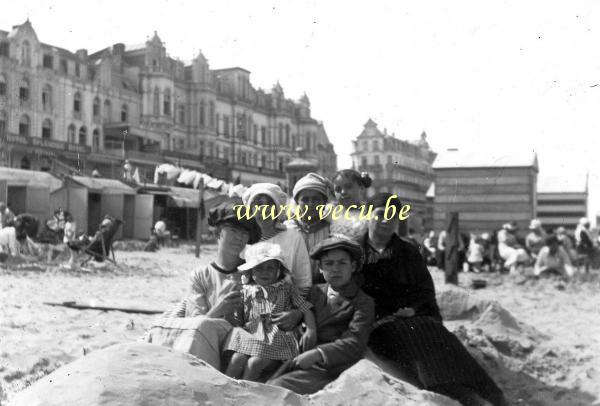 photo ancienne  de Blankenberge  La famille sur la plage à hauteur de l'hôtel Splendide