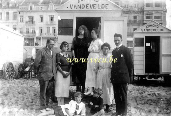 photo ancienne  de Blankenberge  Photo de famille devant les cabines de plage Edmond Vandevelde