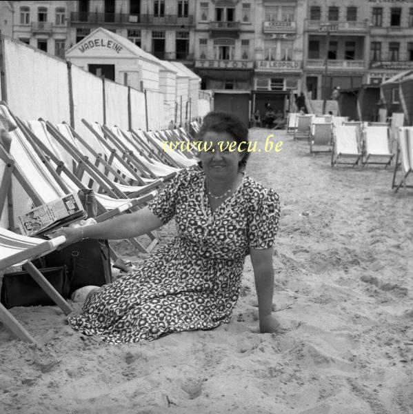 photo ancienne  de Blankenberge  Sur la plage devant le café au Leopold et l'hôtel Triton
