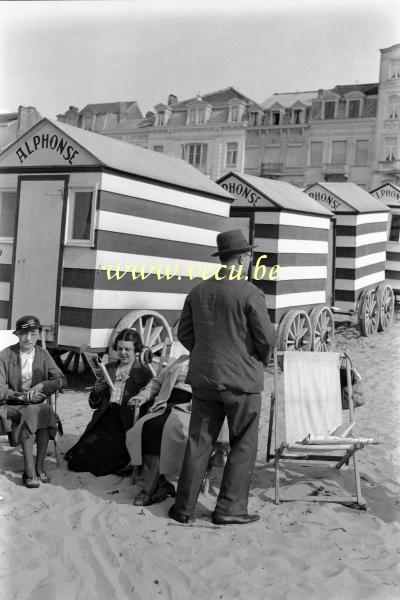 photo ancienne  de Blankenberge  sur la plage à côté des cabines Alphonse et à hauteur de la pension Laforce