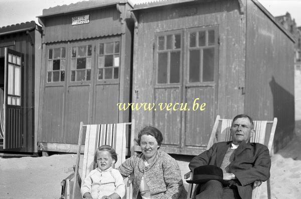 photo ancienne  de Duinbergen  Sur la plage devant une cabine de plage Odette Jacque