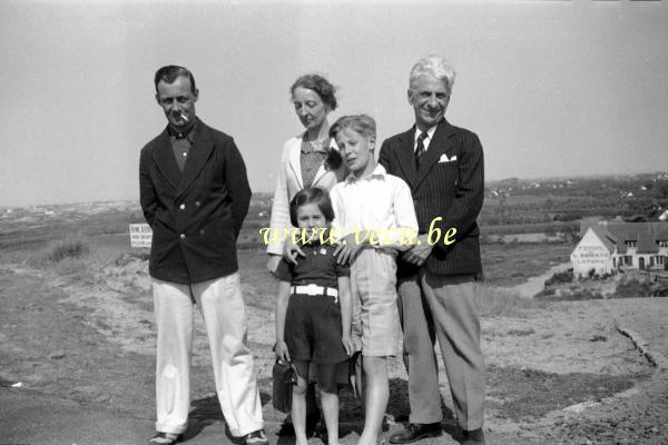photo ancienne  de Duinbergen  Photo de famille devant la ferme - laiterie de l'abbaye