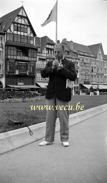 photo ancienne  de Knokke  Devant l'hôtel restaurant les ambassades, la pharmacie Maertens et le grand Hôte