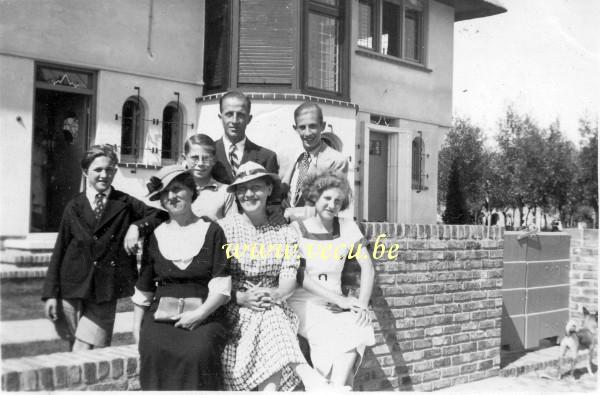 photo ancienne  de Knokke  Devant la villa Salvator