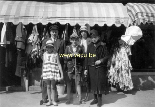 photo ancienne  de Knokke  Devant le magasin de costumes de bains