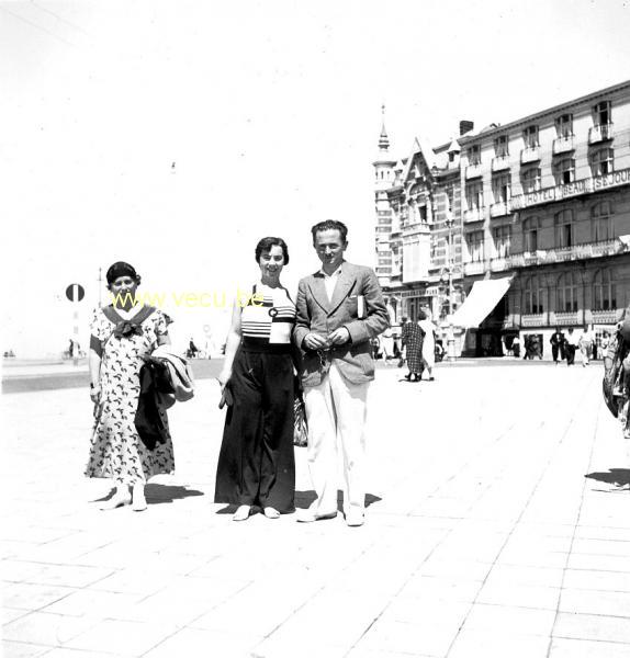 photo ancienne  de Knokke  ¨Promenade sur la digue devant l'hôtel beau séjour
