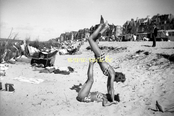 photo ancienne  de Knokke  Jeux sur la plage