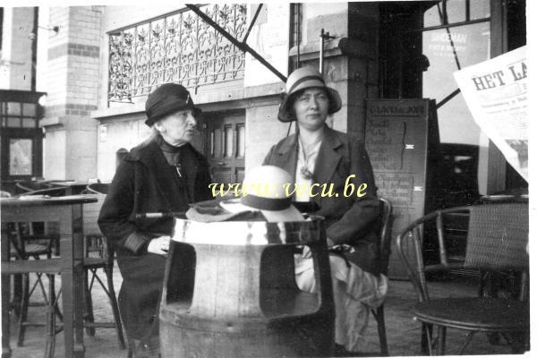 photo ancienne  de Knokke  Grand mère et Maman en terrasse 