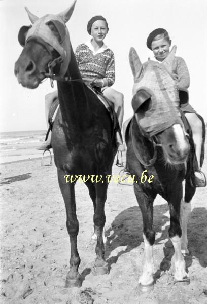 photo ancienne  de La Panne  Tour à cheval sur la plage
