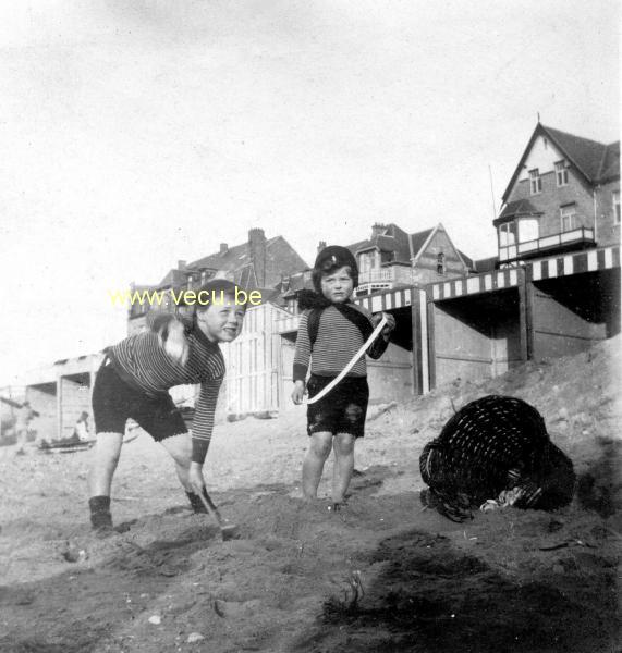photo ancienne  de La Panne  Jeu sur la plage