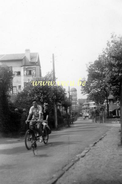 photo ancienne  de La Panne  Balade à vélo dans les avenues de La Panne