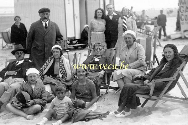photo ancienne  de La Panne  La famille à la plage