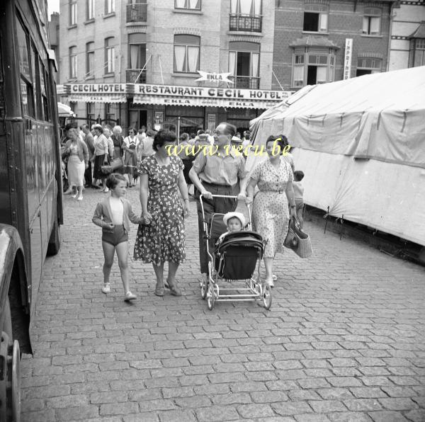 photo ancienne  de La Panne  Promenade sur le Markt devant l'hôtel Cecil