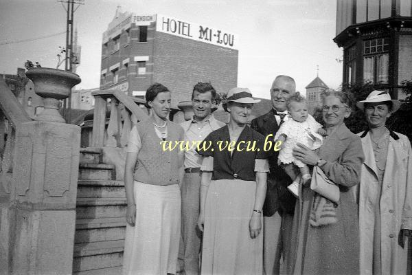 photo ancienne  de La Panne  Photo de famille - à l'arrière plan l'hôtel Mi-Lou