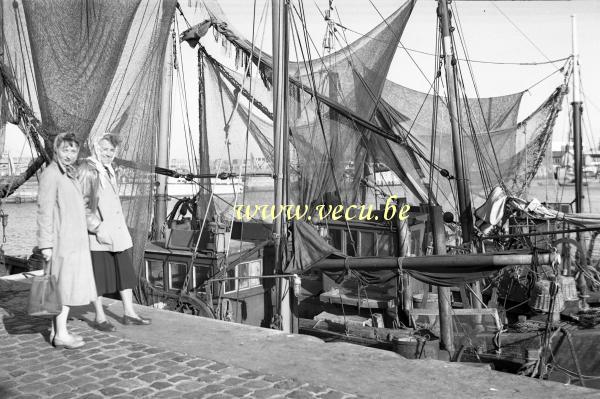 photo ancienne  de Ostende  touristes en promenade au port de pêche