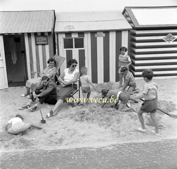 photo ancienne  de Wenduine  Jeux dans le sable devant une cabine de plage de l'agence De Kimpe