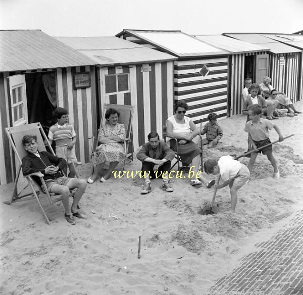 photo ancienne  de Wenduine  Jeux dans le sable devant une cabine de plage de l'agence De Kimpe