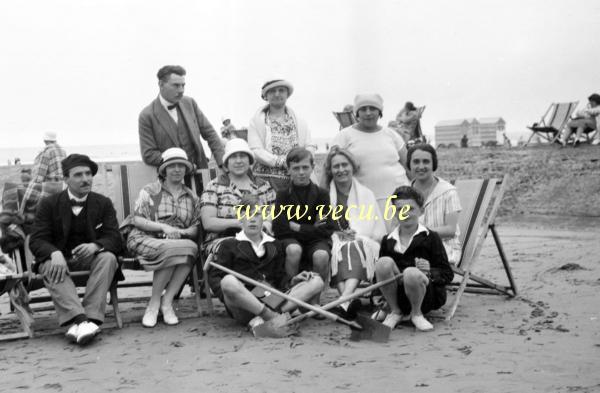 photo ancienne   côte Belge lieu inconnu  Photo de famille sur la plage