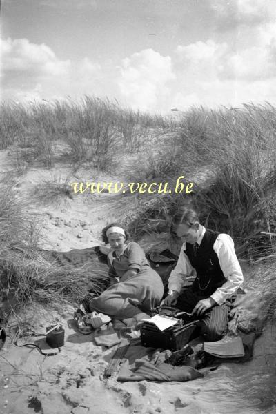 photo ancienne   côte Belge lieu inconnu  Au travail dans les dunes....