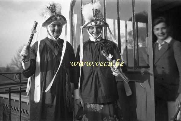 photo ancienne  du carnaval de Binche  Deux jeunes binchois en costume de paysan