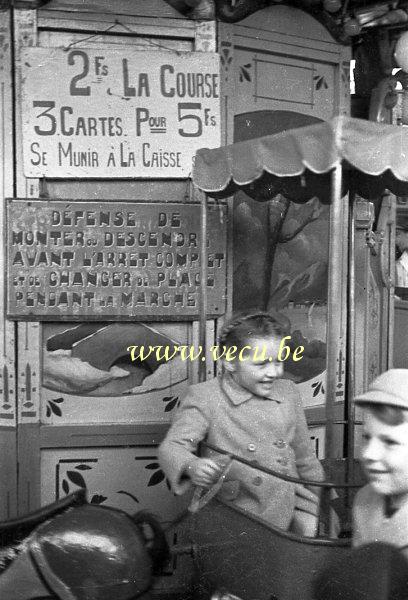 photo ancienne  de caroussels et fêtes foraines  2 Francs la course