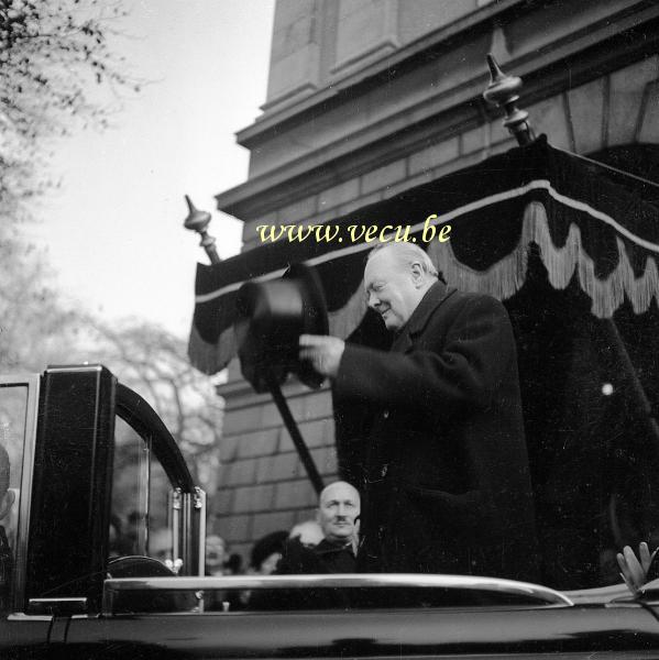 photo ancienne  Winston Churchill sort du palais des académies