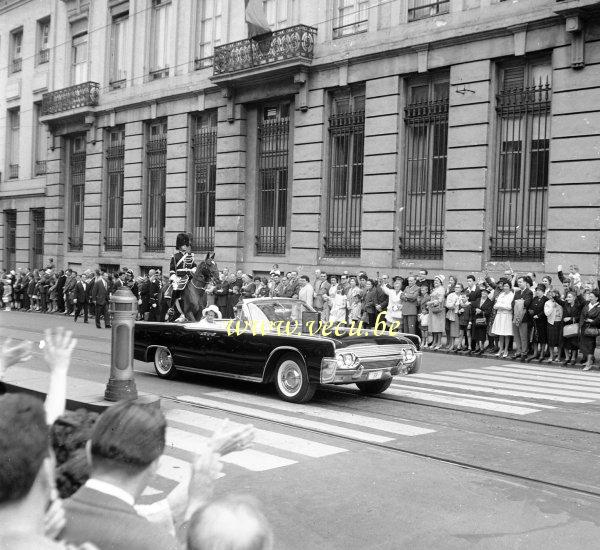 photo ancienne  du 21 juillet  Le roi Baudouin et la reine Fabiola se rendent au défilé militaire place des pal