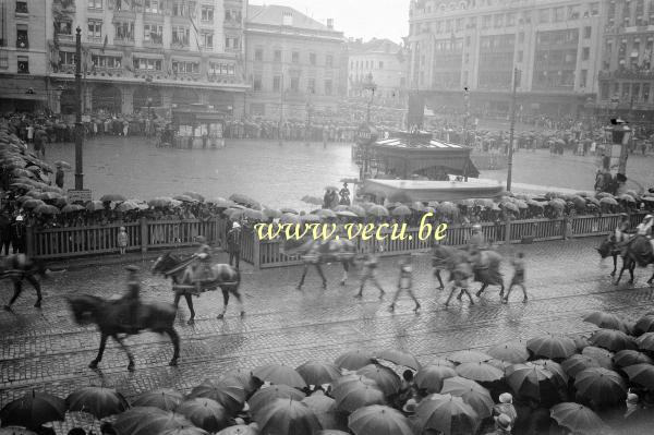 photo ancienne  de l'ommegang à Bruxelles  Le cortège de l'ommegang sous la pluie