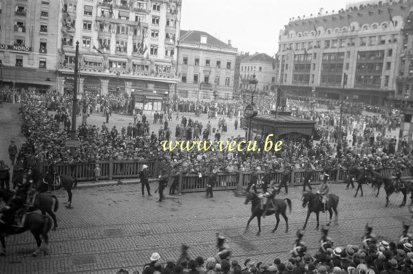 photo ancienne  de l'ommegang à Bruxelles  La  foule regarde les cavaliers défiler