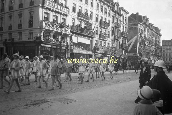 photo ancienne  de l'ommegang à Bruxelles  Défilé des Arlequins