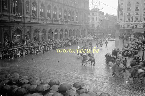 photo ancienne  de l'ommegang à Bruxelles  La pluie s'invite à l'Ommegang devant la gare du Nord