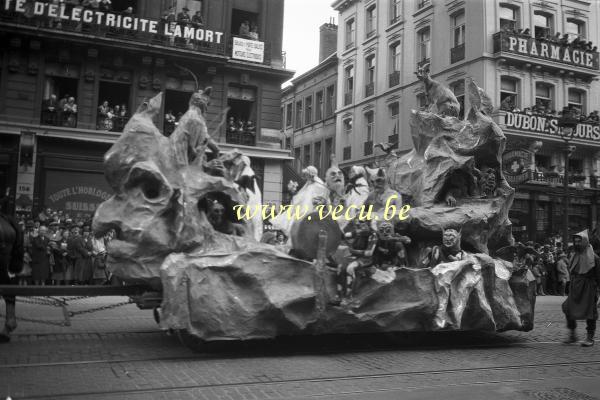 photo ancienne  de l'ommegang à Bruxelles  Un char défilant sur le boulevard Anspach