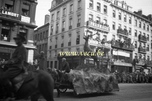 photo ancienne  de l'ommegang à Bruxelles  Char défilant sur le boulevard Anspach