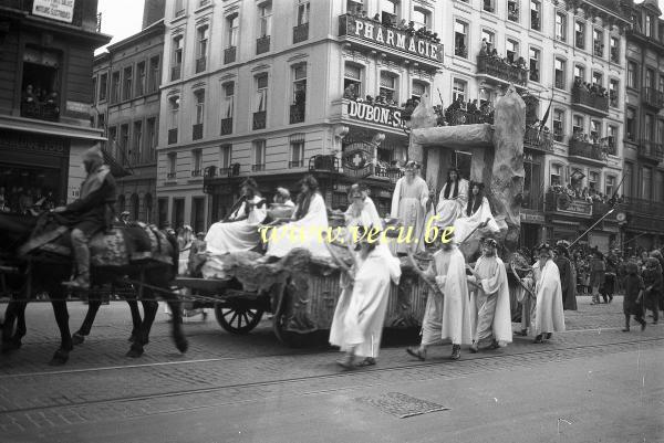 photo ancienne  de l'ommegang à Bruxelles  Le char des Druides avec leurs harpes et leur Dolmen