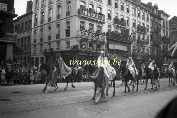 photo ancienne  de l'ommegang à Bruxelles  Cavalières orientales montant leurs chevaux en amazone