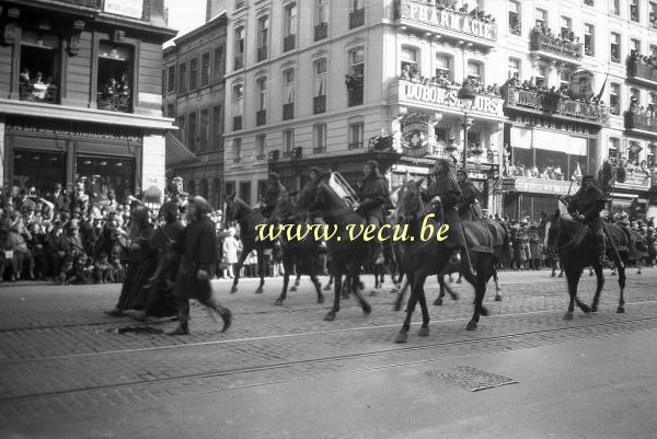 photo ancienne  de l'ommegang à Bruxelles  Les cavaliers de l'Ommegang défilent sur le Boulevard Anspach