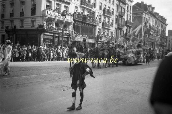 photo ancienne  de l'ommegang à Bruxelles  Petit diable défilant sur le boulevard Anspach