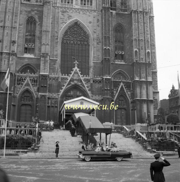 photo ancienne  L'arrivée du couple princier à la cathédrale Sainte  Gudule