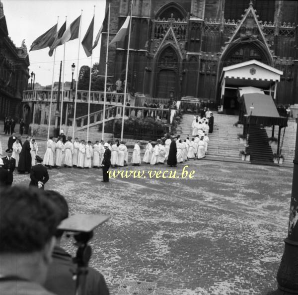 photo ancienne  Les enfants de coeur pénètrent dans la cathédrale Saint Michel et Gudule