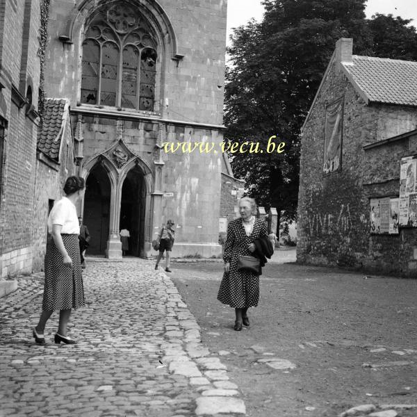 photo ancienne  Devant l'église Saint Georges