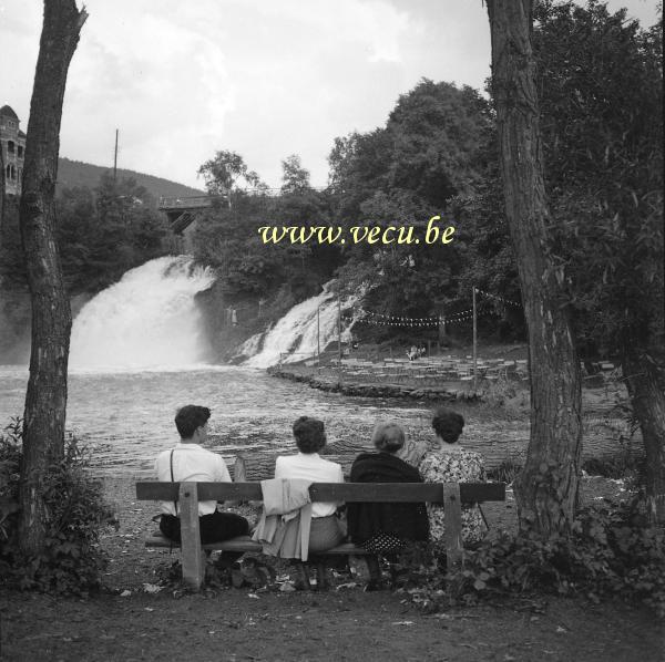photo ancienne  Repos devant le cascade
