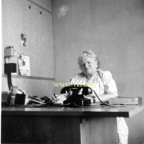 photo ancienne  de métiers du bureau  La téléphoniste