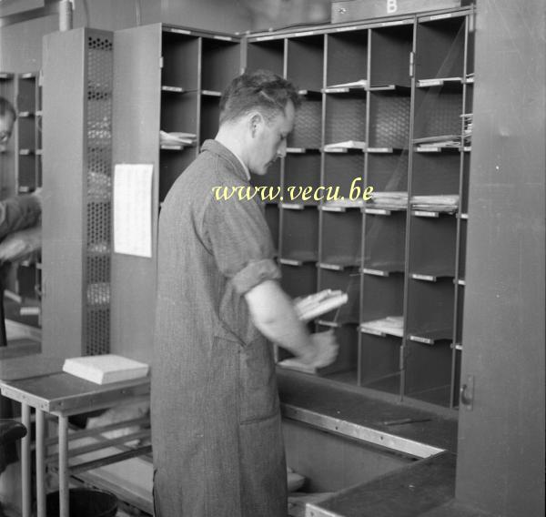 photo ancienne  de métiers de la fonction publique  Centre de tri postal - ficelage en liasse