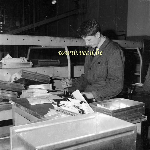 photo ancienne  de métiers de la fonction publique  Centre de tri postal - le cachet de la post 